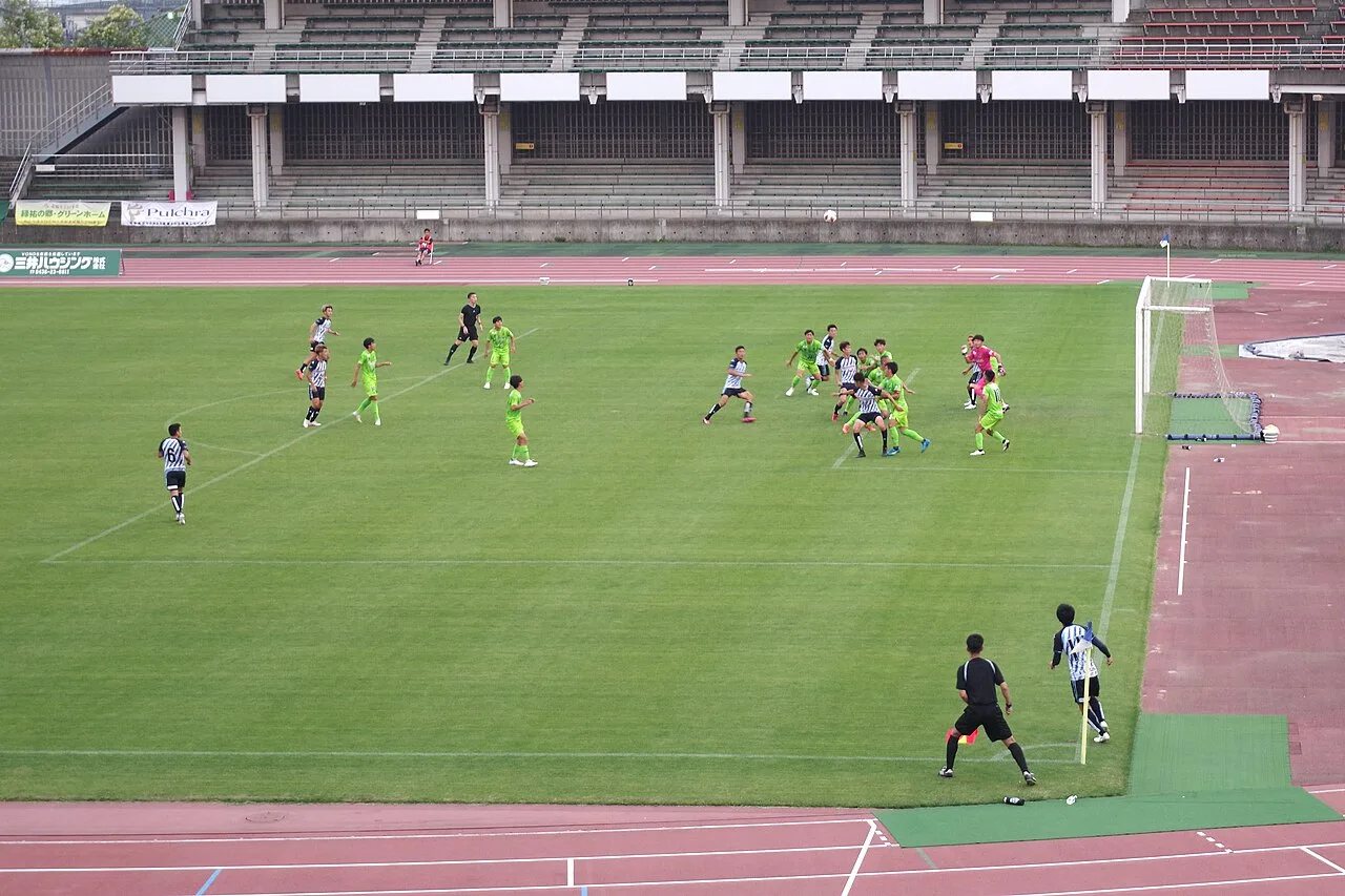 Corner kick at a high-stakes European match — UCL semi-final first legs Apr 28-29 with 14 World Cup 2026 starters in action